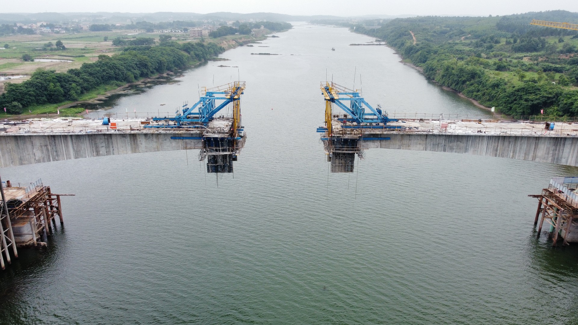 1686551186168576.jpg 首片預(yù)制T梁成功架設(shè)2.jpg