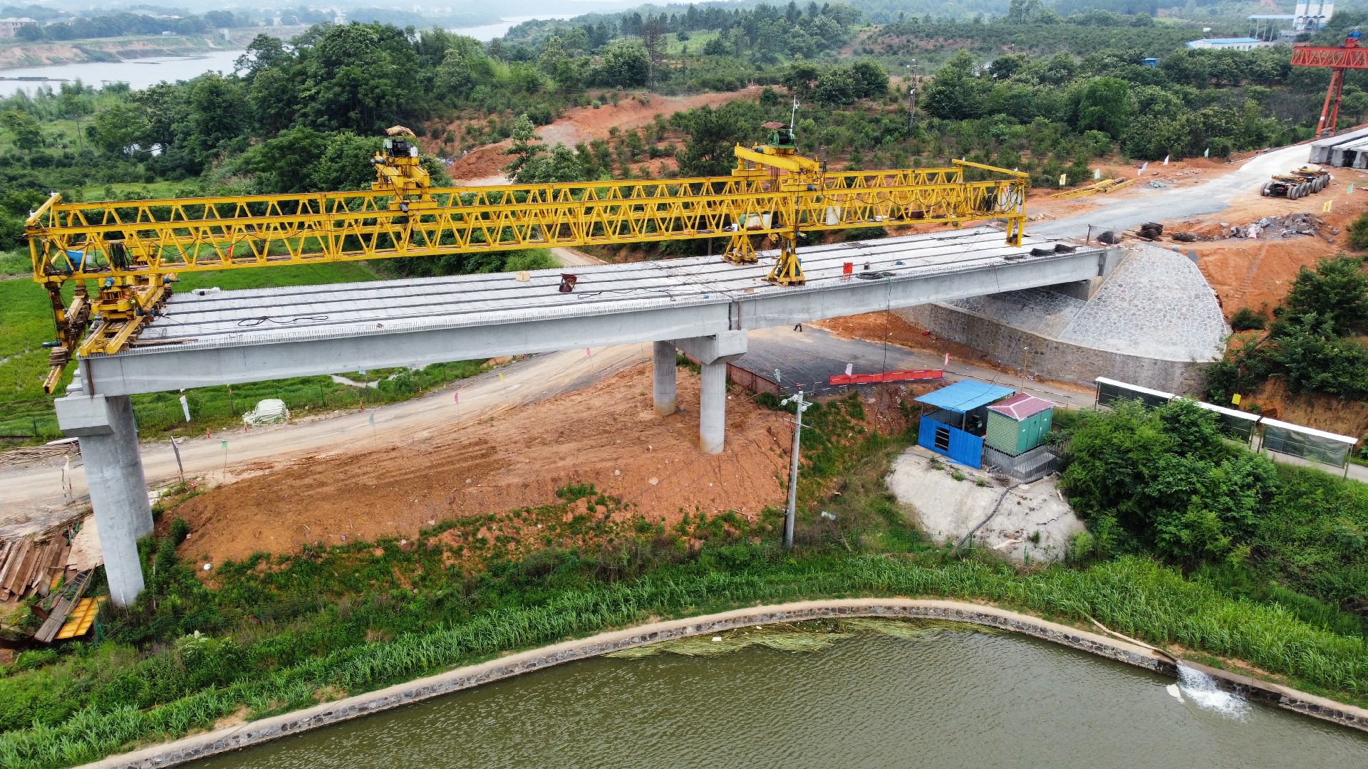 1686551566195453.jpg 首片預(yù)制T梁成功架設(shè)1.jpg