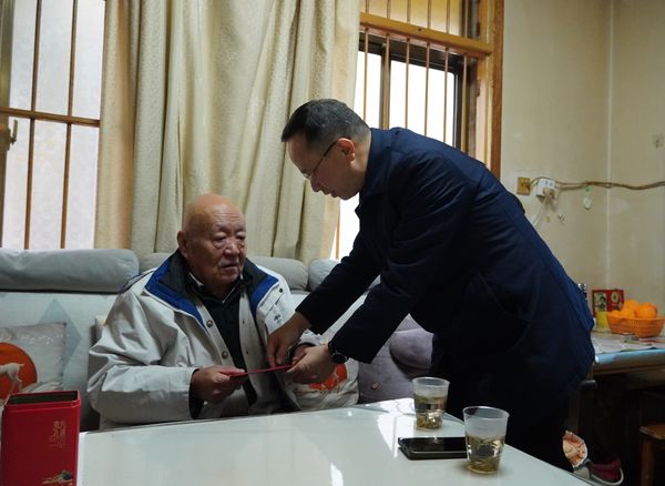 談文勝帶隊開展節(jié)前走訪慰問和安全檢查